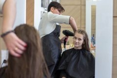У вінницьких перукарнях безкоштовно обслуговують внутрішньо переміщених осіб