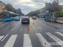 Вінничанка перебігала дорогу на червоне світло та потрапила під колеса авто