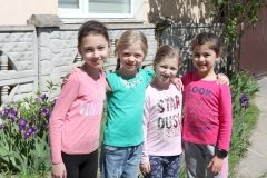 На Вінниччині пенсіонерка та двоє дітей продають квіти, щоб підтримати ЗСУ