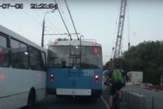 Аварія на Київському мосту: на дорозі не розминулись маршрутка та тролейбус