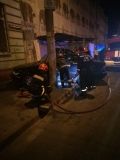 У центрі Львова водій БМВ врізався в електроопору, є постраждалі (Фото)