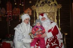 У резиденції Діда Мороза Людмила Станіславенко в ролі Снігурки подарувала діткам новорічне свято (Фото)