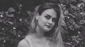 Кам‘янське – майбутня мама та її ненароджене маля загинули У ніч на 29 липня росіяни завдали ракеракетного удару по Кам’янському, що на Дніпропетровщині. Внаслідок цього зазнав пошкодження пологовий будинок. 23-річна вагітна Діана Кошик, яка перебувала у медзакладі, загинула. Про це повідомили офіційні джерела та місцеві групи у соцмережі. "Безневинна смерть майбутньої мами і ще ненародженого маляти – це неосяжний біль для родини і гнів та обурення для кожного з нас, адже держава-терорист продовжує зн