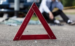 На Львівщині автомобіль злетів у кювет та перекинувся: постраждала сімейна пара