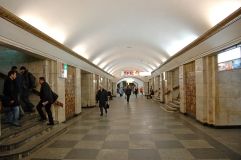 В Києві знову повідомили про мінування кількох станцій метро