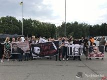 «Чей Стерненко?»: под здaнием ОГA в Одессе митингуют подростки