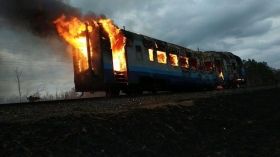 На Рівненщині горить пасажирський потяг (Відео)