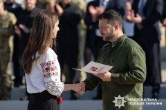 Юна волонтерка з Вінниччини отримала паспорт з рук Президента України