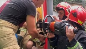 Рятувальники визволили ніжку дівчинки, яка застрягла в конструкції гірки у Вінниці
