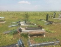 Негода на Вінниччині: у Сугаках зруйновані дахи будинків і пошкоджені пам’ятники на кладовищі