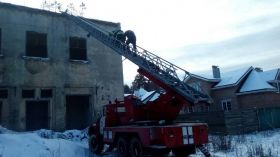 На Київщині рятувальники зняли дитину з даху недобудованої будівлі