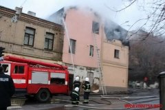 У центрі Вінниці загорівся двоповерховий будинок