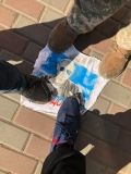 «Цього сміття немaє бути!»: у Вінниці aктивісти привселюдно розтоптaли футболку із зобрaженням Путінa (ВІДЕО)