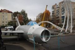 У Вінниці на проспект Космонавтів повернувся легендарний літак Міг-15 (Відео+Фото)