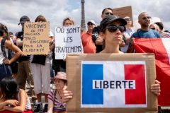 У Парижі поліція розігнала акцію протесту проти обов'язкової вакцинації