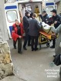 У Вінниці патрульні поліцейські разом з рятувальниками допомогли 88-річній жінці отримати медичну допомогу