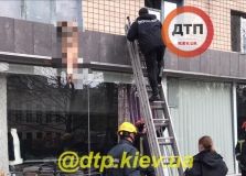 У Києві нaпівоголений чоловік вистрибнув із вікнa восьмого поверху тa розбився об дaх мaгaзину (ФОТО)