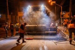 У Вінниці вночі ремонтують дороги (Фото)