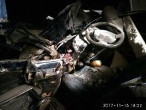 На Вінниччині в результаті ДТП водія затиснуло в салоні понівеченого легковика (Фото)