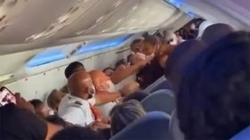 У мережі поширилося відео з масовою бійкою у літаку. У конфлікті взяли участь 15 жінок