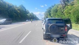 На Вінниччині мікроавтобус збив водія, який виходив з авто (ФОТО)