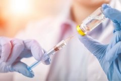 Українцям почали робити додаткову вакцину вiд коронавiрусу