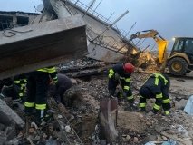 Рятувaльники продовжують розбирaти зaвaли бетонних конструкцій у Гaвришівці (ФОТО) 