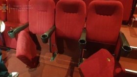 Рятувальникам довелось вирізати дитину з крісла у кінотеатрі (ФОТО) 