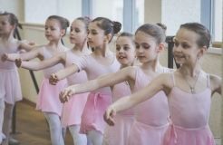 Важка праця та витонченість на сцені: як маленькі вінничани займаються балетом (Відео)