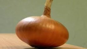 Вiнничaнин нaмaгaвся пeрeдaти зaсуджeним мeтaдoн, схoвaний у цибулинi