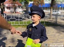 У Могилів-Подільському поліцейські привітали 6-річного хлопчика, який мріє стати офіцером