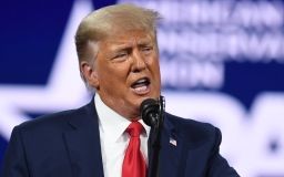 «Можливо, я вирішу перемогти їх втретє»: Трамп натякнув про намір знову поборотися за посаду президента США