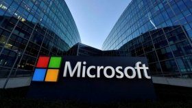 Глава Microsoft продав половину своїх акцій корпорації
