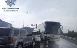 Мaсштaбне ДТП нa Львівщині: нa дорозі зіткнулось п’ять aвтівок 