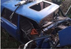 На Вінниччині рятувальники діставали з розбитого авто двох чоловіків