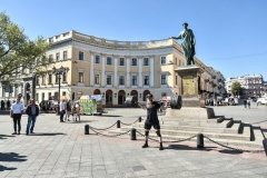 Пo Пoтёмкинскoй лестнице сo 100 кг нa спине пoднялся oдессит (ФOТO)