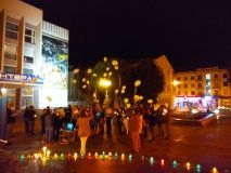Білі кулі у небі та запалені лампадки: у Вінниці вшановували загиблих в Іловайському Котлі (Фото)