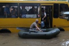 Жителі Львова опинилися у водяній пастці через негоду 