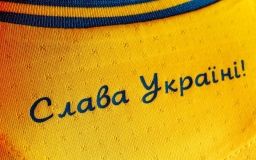 Фрази «Слава Україні!» і «Героям слава!» зробили офіційним гаслом збірної України з футболу після претензій УЄФА