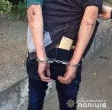 У Києві зловмисник, погрожуючи ножем, змусив киянина зняти гроші у банкоматі