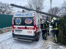 На Вінниччині електроопора впала на карету швидкої (ФОТО) 
