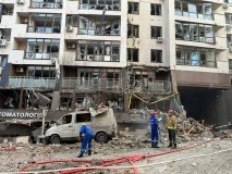 Ракетний обстріл Київщини: двох мешканців госпіталізували, під завалами лишаються люди 
