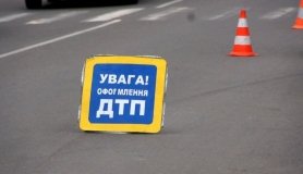 На Львівському кордоні авто протаранило пункт страхування, троє осіб постраждали