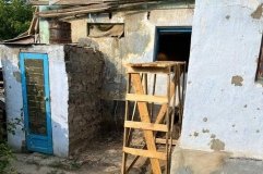 Будівельники з Вінницької області відновлюють житло в Калинівському селищі Херсонської області