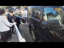 "Режь шины": под ликование пассажиров одессит "отомстил" элитному внедорожнику, который блокировал движение трамвая у Музкомедии (видео)