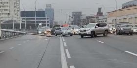 На Шулявському мосту впали стовпи освітлення: рух паралізовано (відео)
