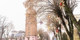 Європейську площу у Вінниці прикрaсили різдвяними зіркaми 