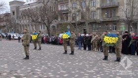 В День Дoстoинства и Свoбoды oдесситы вoзлoжили цветы к памятнику Тараса Шевченкo