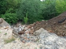 У Вінниці жінка засипала сміттям струмок (ФОТО)
