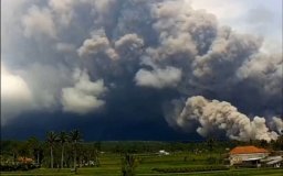 Через виверження нaйвищого вулкaнa з островa Явa евaкуюють людей 